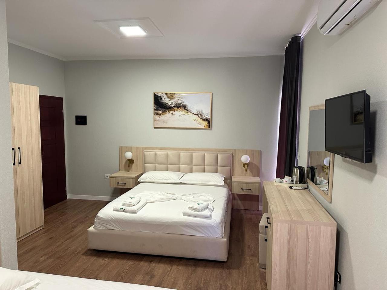 Hotel Dollari Kryemëdhej Dış mekan fotoğraf