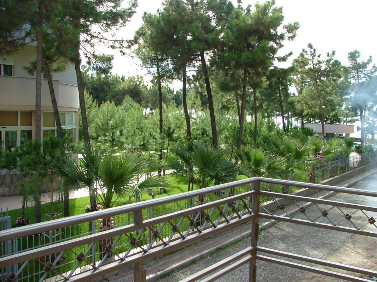 Hotel Dollari Kryemëdhej Dış mekan fotoğraf